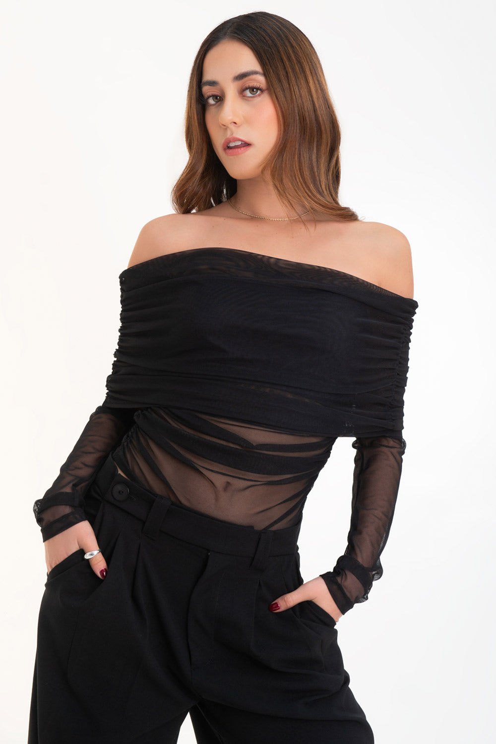 Top de mesh, fit ajustado, hombros descubiertos, manga larga, escote recto con doblez y plisados decorativos.