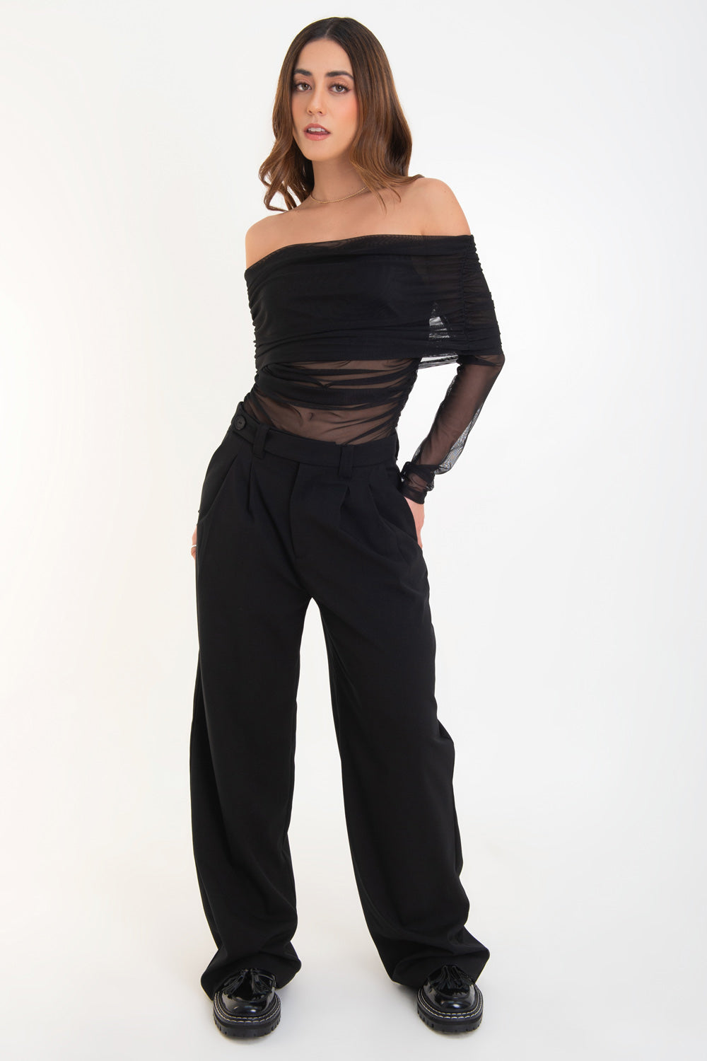 Top de mesh, fit ajustado, hombros descubiertos, manga larga, escote recto con doblez y plisados decorativos.