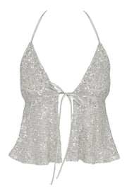 Top corto de lentejuelas, escote v con lazo amarrable frontal, rib elástico en espalda, tirantes halter con lazo amarrable posterior y abertura frontal en bajo. Detalle de peplum olanes en bajo.