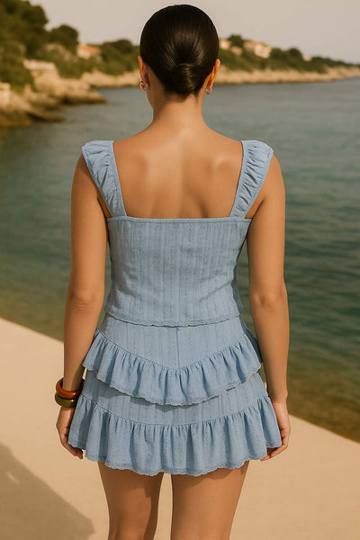 Top de manga corta con rib elástico en bordes, fit recto, escote redondeado con cut out y lazado amarrable frontal. Detalle de abertura frontal y encaje decorativo en bajo.