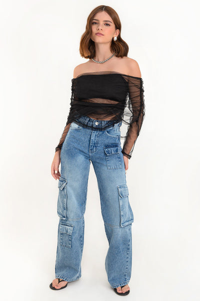 Top de mesh, hombros descubiertos, manga larga, escote recto con doblez y plisados decorativos laterales.