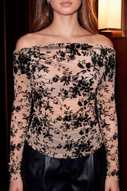 Top de mesh con estampado floral, hombros descubiertos, escote recto con plisados y manga larga. Detalle de rib en bordes.