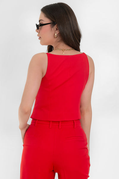 Top corto de fit ajustado, pinzas frontales, escote recto, tirantes delgados, vivos decorativos y cierre frontal con hilera de botones forrados. Detalle bajo v frontal.