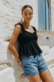 Top corto de escote v redondeado y manga corta con rib elástico y olanes en borde, elástico en cintura y peplum con olanes en bajo.