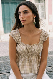 Top corto de estampado cuadros, escote v redondeado y manga corta con rib elástico y olanes en borde, elástico en cintura y peplum con olanes en bajo.