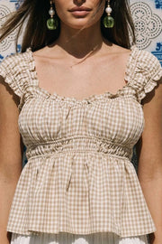 Top corto de estampado cuadros, escote v redondeado y manga corta con rib elástico y olanes en borde, elástico en cintura y peplum con olanes en bajo.