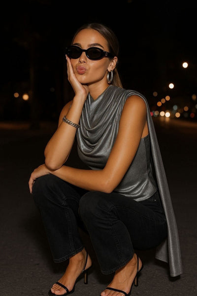 Top metálico de fit ajustado, sin mangas, cuello redondo y detalle decorativo frontal con plisados en hombros.