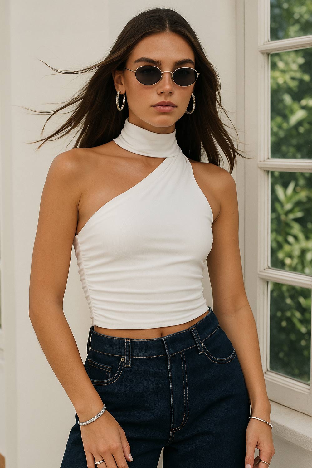 Top satinado asimétrico, de fit ajustado, detalles plisados laterales y en hombro, sin mangas, un hombro, escote diagonal y choker con plisados. Cierre posterior con botón y ojal.