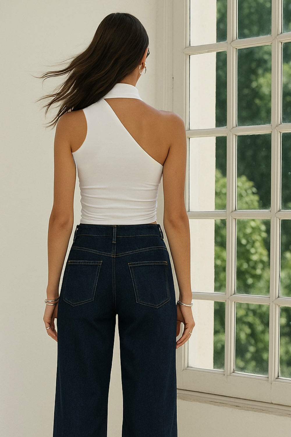 Top satinado asimétrico, de fit ajustado, detalles plisados laterales y en hombro, sin mangas, un hombro, escote diagonal y choker con plisados. Cierre posterior con botón y ojal.