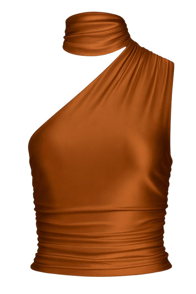 Top satinado asimétrico, de fit ajustado, detalles plisados laterales y en hombro, sin mangas, un hombro, escote diagonal y choker con plisados. Cierre posterior con botón y ojal.