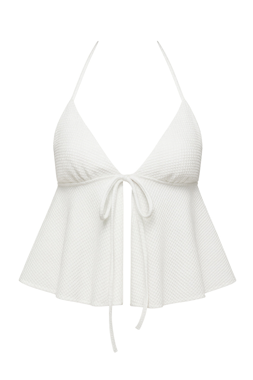 Top corto de escote v con lazo amarrable frontal, rib elástico en espalda, tirantes halter con lazo amarrable posterior y abertura frontal en bajo. Detalle de peplum olanes en bajo y textura en tejido.