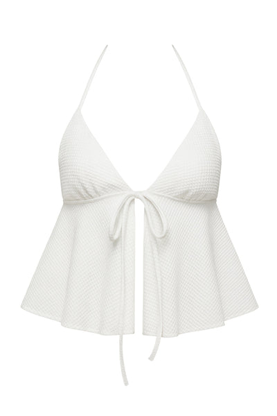 Top corto de escote v con lazo amarrable frontal, rib elástico en espalda, tirantes halter con lazo amarrable posterior y abertura frontal en bajo. Detalle de peplum olanes en bajo y textura en tejido.