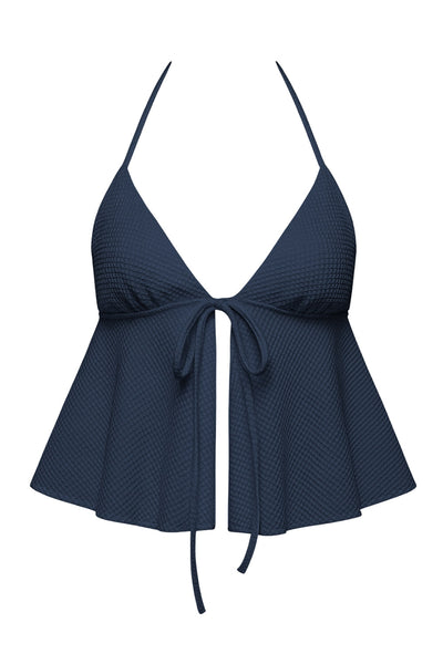 Top corto de escote v con lazo amarrable frontal, rib elástico en espalda, tirantes halter con lazo amarrable posterior y abertura frontal en bajo. Detalle de peplum olanes en bajo y textura en tejido.