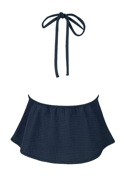 Top corto de escote v con lazo amarrable frontal, rib elástico en espalda, tirantes halter con lazo amarrable posterior y abertura frontal en bajo. Detalle de peplum olanes en bajo y textura en tejido.