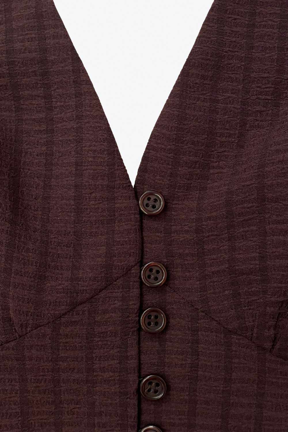 Top corto de estampado rayas, cuello halter con nudo amarrable posterior, escote v con cortes y plisados decorativos frontales, fit ajustado, escote en espalda con fruncido posterior, cierre frontal con hilera de botones y abertura en bajo.