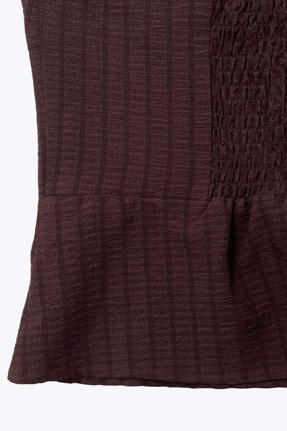 Top corto de estampado rayas, cuello halter con nudo amarrable posterior, escote v con cortes y plisados decorativos frontales, fit ajustado, escote en espalda con fruncido posterior, cierre frontal con hilera de botones y abertura en bajo.