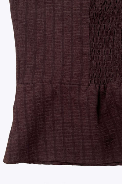 Top corto de estampado rayas, cuello halter con nudo amarrable posterior, escote v con cortes y plisados decorativos frontales, fit ajustado, escote en espalda con fruncido posterior, cierre frontal con hilera de botones y abertura en bajo.