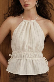 Top corto de estampado rayas, cuello halter con tirantes delgados, fit ajustado, rib con plisados en cintura y cuello. Detalle de jaretas ajustables en cintura, cierre posterior con botón y ojal.