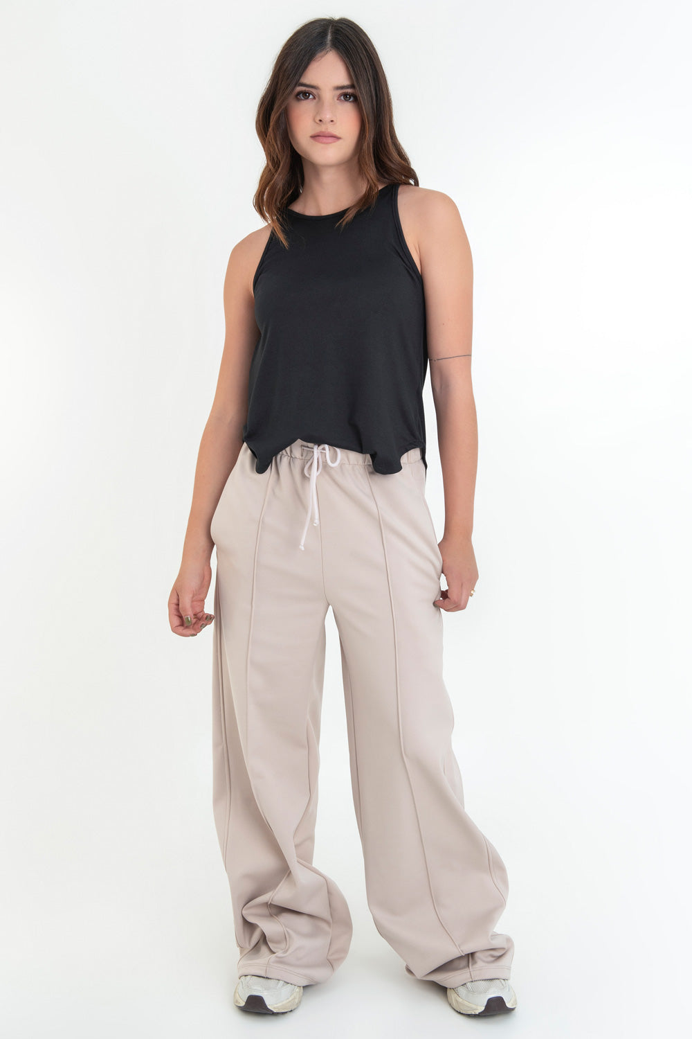 Top de cuello halter sin mangas, tirantes finos, bajo curveado y silueta ligeramente oversized.