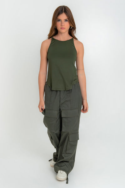 Top de cuello halter sin mangas, tirantes finos, bajo curveado y silueta ligeramente oversized.
