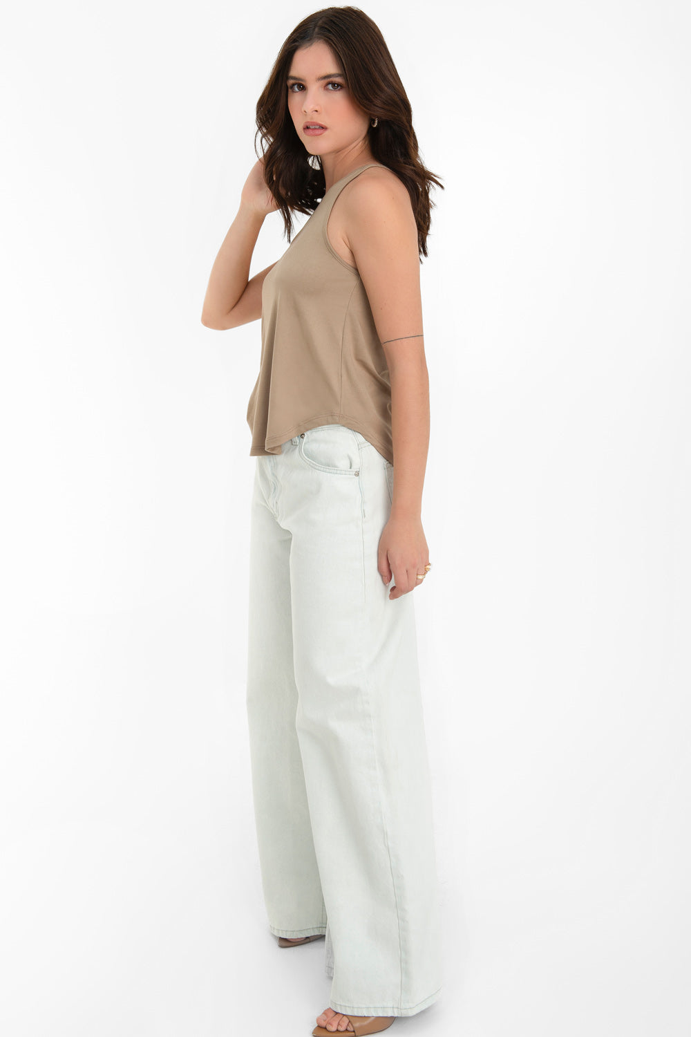 Top de cuello halter sin mangas, tirantes finos, bajo curveado y silueta ligeramente oversized.