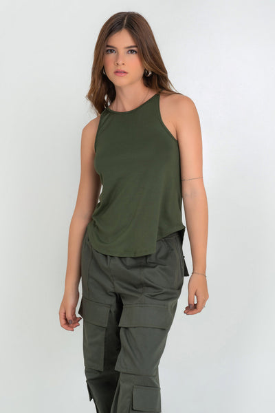 Top de cuello halter sin mangas, tirantes finos, bajo curveado y silueta ligeramente oversized.