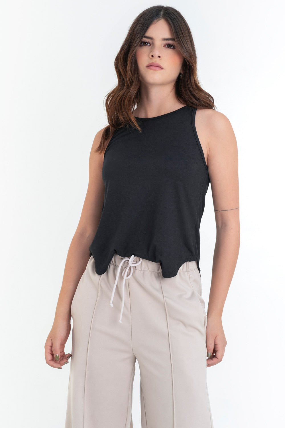 Top de cuello halter sin mangas, tirantes finos, bajo curveado y silueta ligeramente oversized.