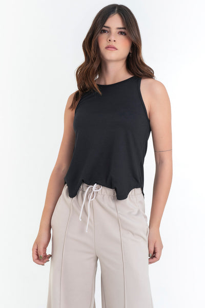 Top de cuello halter sin mangas, tirantes finos, bajo curveado y silueta ligeramente oversized.