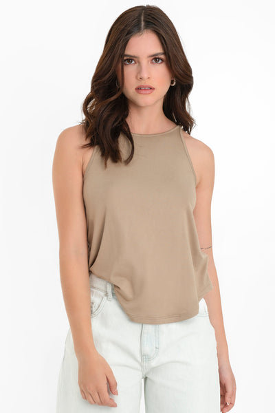 Top de cuello halter sin mangas, tirantes finos, bajo curveado y silueta ligeramente oversized.