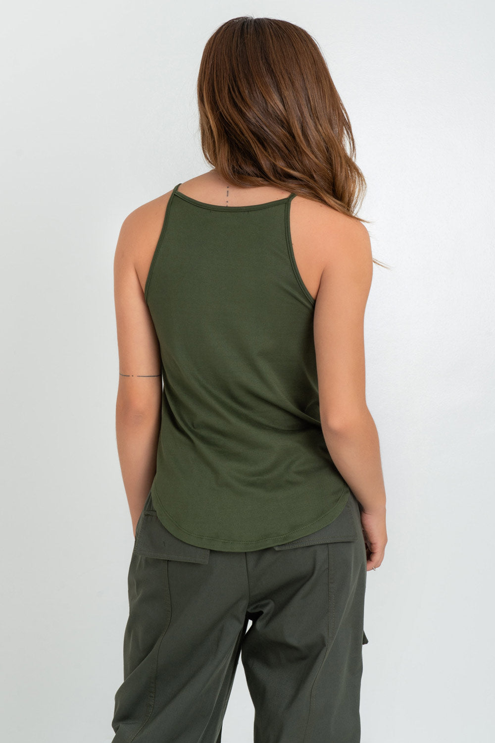 Top de cuello halter sin mangas, tirantes finos, bajo curveado y silueta ligeramente oversized.