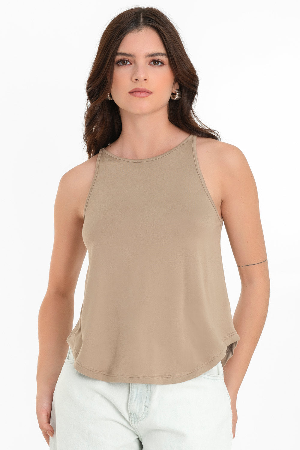 Top de cuello halter sin mangas, tirantes finos, bajo curveado y silueta ligeramente oversized.