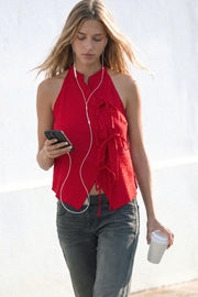 Top halter de cuello mao, fit ajustado, sin mangas, pinzas frontales y cruce frontal con lazos amarrables.