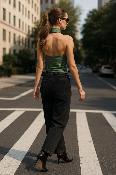 Top halter corto de fit ajustado, sin mangas, cuello halter fluido con plisados y escote en espalda. Detalle de bajo diagonal asimétrico.