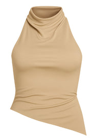 Top halter corto de fit ajustado, sin mangas, cuello halter fluido con plisados y escote en espalda. Detalle de bajo diagonal asimétrico.