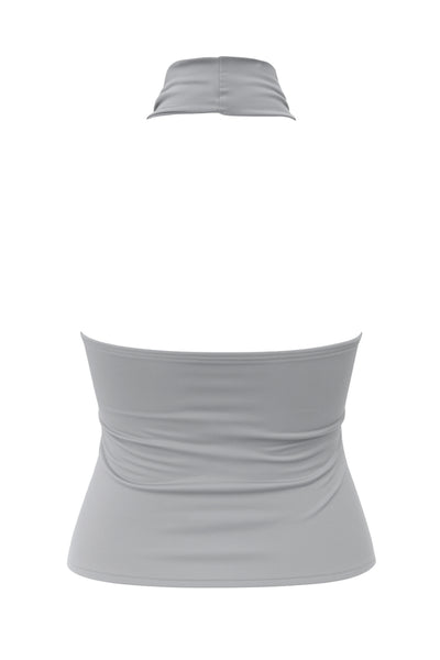 Top halter corto de fit ajustado, sin mangas, cuello halter fluido con plisados y escote en espalda. Detalle de bajo diagonal asimétrico.