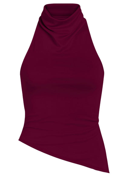 Top halter corto de fit ajustado, sin mangas, cuello halter fluido con plisados y escote en espalda. Detalle de bajo diagonal asimétrico.