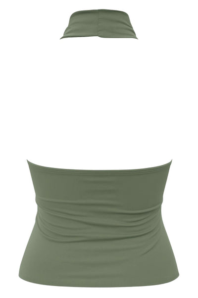 Top halter corto de fit ajustado, sin mangas, cuello halter fluido con plisados y escote en espalda. Detalle de bajo diagonal asimétrico.