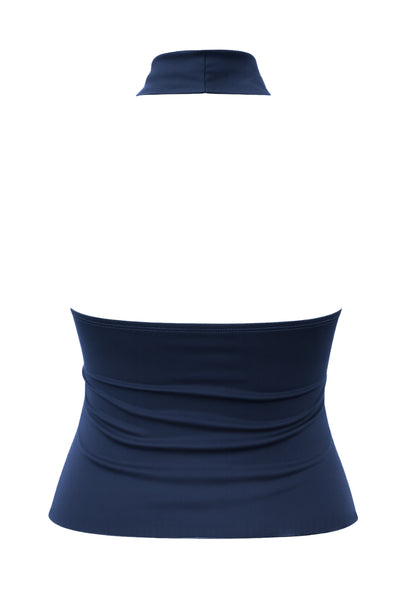 Top halter corto de fit ajustado, sin mangas, cuello halter fluido con plisados y escote en espalda. Detalle de bajo diagonal asimétrico.