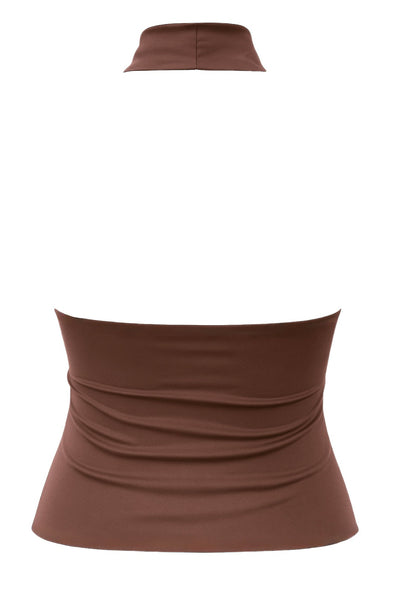 Top halter corto de fit ajustado, sin mangas, cuello halter fluido con plisados y escote en espalda. Detalle de bajo diagonal asimétrico.