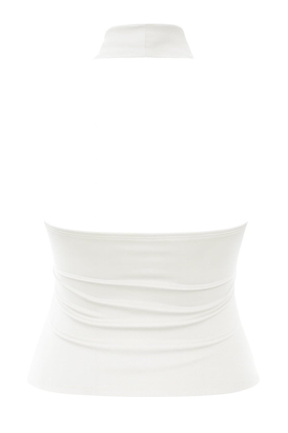 Top halter corto de fit ajustado, sin mangas, cuello halter fluido con plisados y escote en espalda. Detalle de bajo diagonal asimétrico.