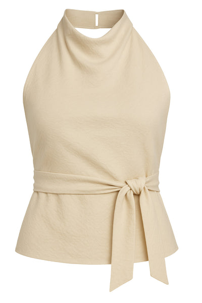 Top halter de fit fluido, escote en espalda, nudo amarrable posterior, cierre con botón y ojal.