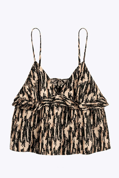 Top corto estampado, de tirantes delgados con jareta ajustable posterior, escote v con cortes, olanes decorativos frontales, peplum en bajo y rib elástico posterior.