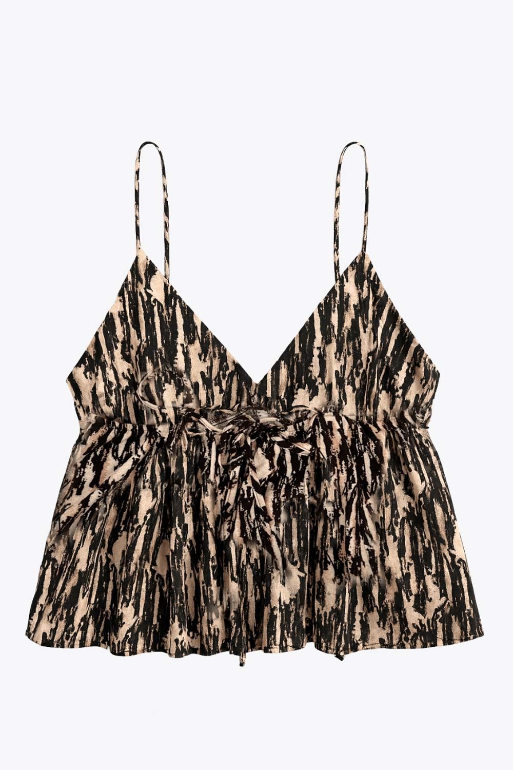 Top corto estampado, de tirantes delgados con jareta ajustable posterior, escote v con cortes, olanes decorativos frontales, peplum en bajo y rib elástico posterior.