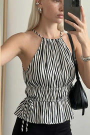 Top corto de estampado rayas, cuello halter con tirantes delgados, fit ajustado, rib con plisados en cintura y cuello. Detalle de jaretas ajustables en cintura, cierre posterior con botón y ojal.