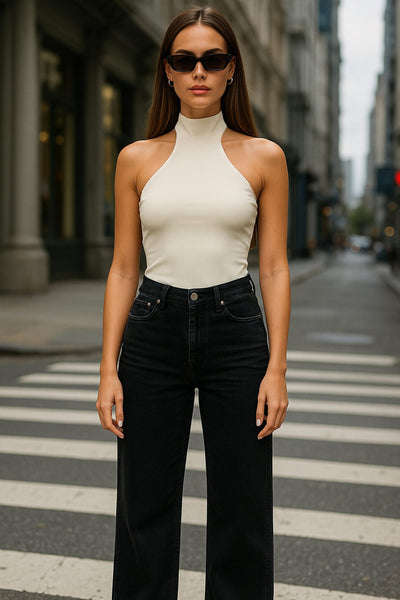 Top halter de fit ajustado, sin mangas, cuello alto, escote en espalda, cierre posterior con botón y ojal.