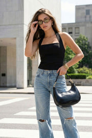 Top corto de cuello halter, sin mangas, pinzas frontales, escote recto, fruncido en espalda, cierre posterior con cremallera visible en contraste, botón y ojal.