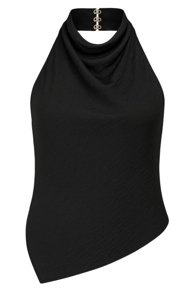 Top de fit recto, sin mangas, cuello halter fluido on plisados y escote en espalda. Detalle de bajo diagonal asimétrico y cierre posterior con broches ocultos.