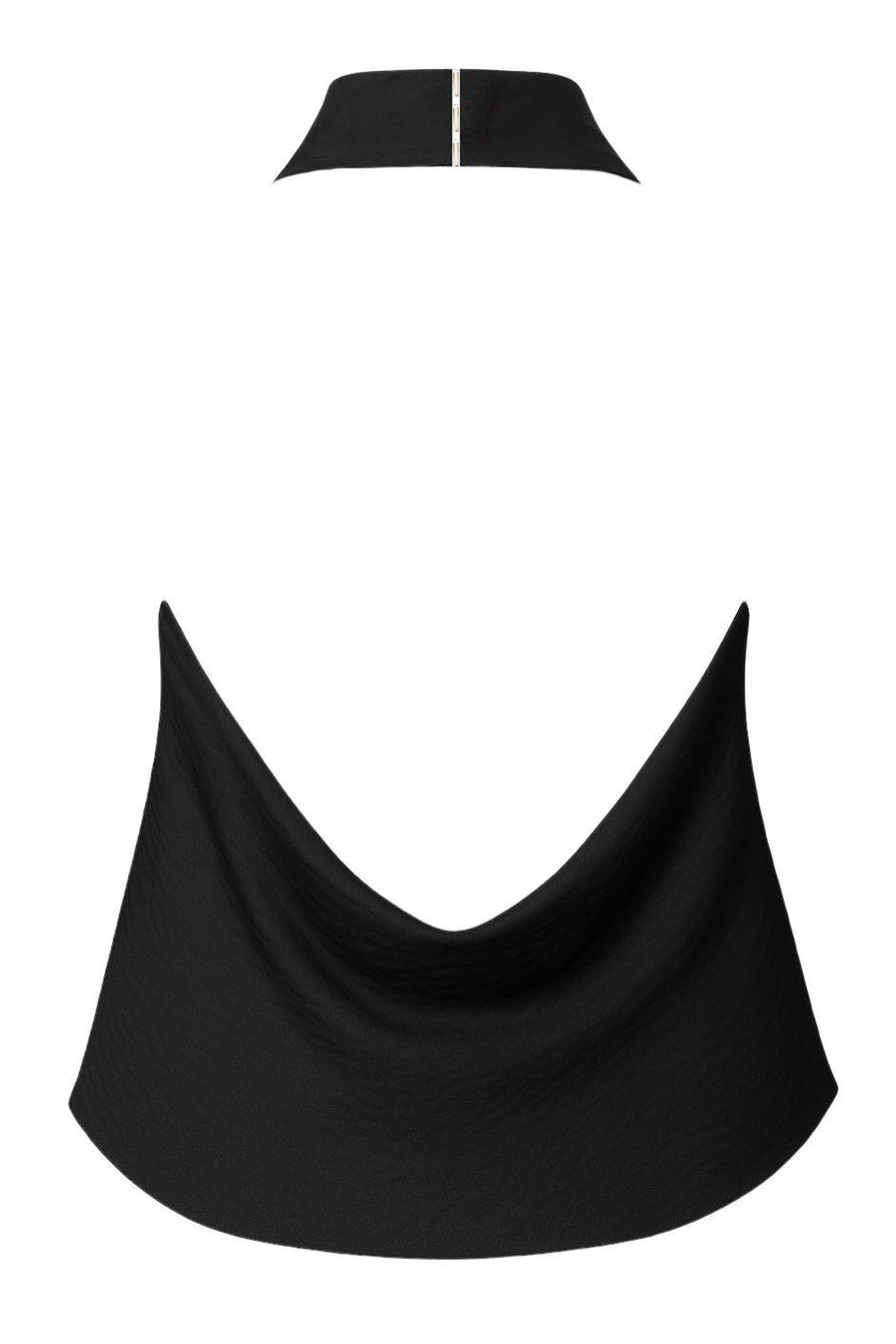 Top de fit recto, sin mangas, cuello halter fluido on plisados y escote en espalda. Detalle de bajo diagonal asimétrico y cierre posterior con broches ocultos.