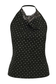 Top halter de lentejuelas, cuello alto fluido, sin mangas, escote en espalda y rib elástico posterior.