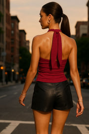 Top de fit ajustado, cuello halter con nudo amarrable posterior, escote corazón con cortes, plisados decorativos y cut out frontal. Detalle de textura en tejido.